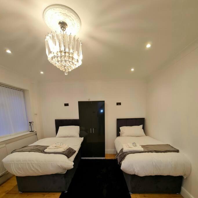 Jah Bristol: Spacious 5-bed With Free Parking For Extended Apartment *