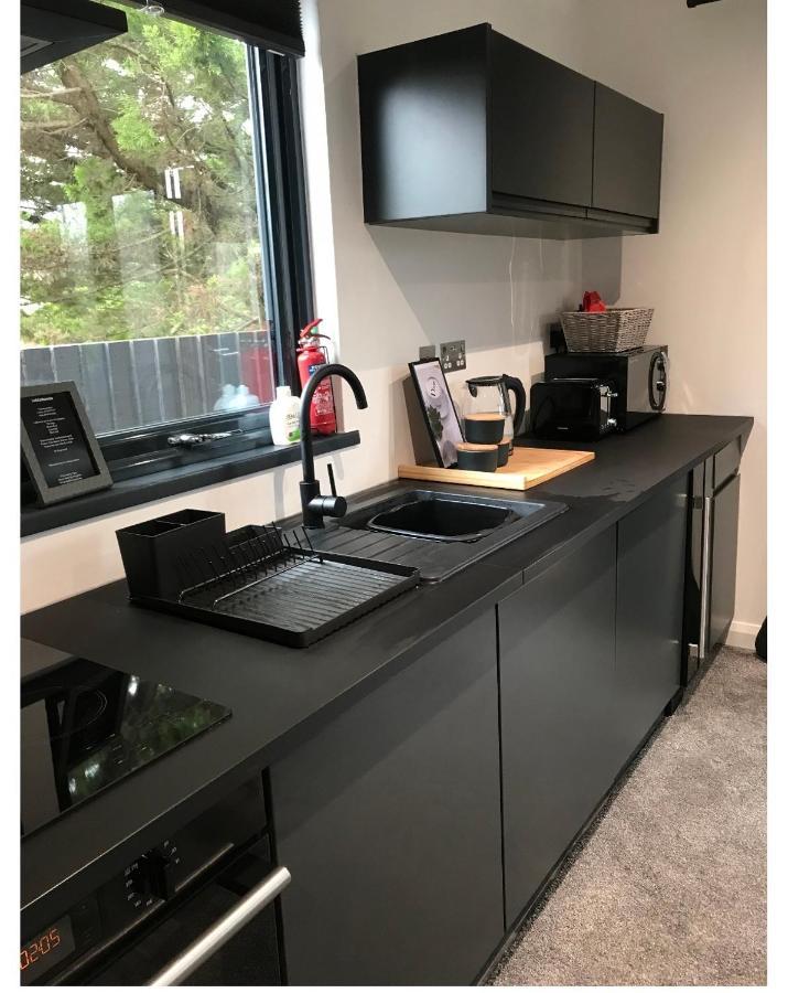 Holiday home 1 Bedroom Rural Cabin Retreat With Hot Tub In Hambrook Close To City Centre Bristol