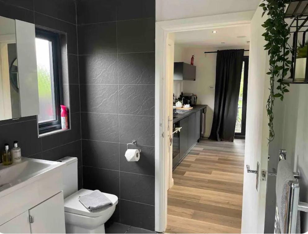 1 Bedroom Rural Cabin Retreat With Hot Tub In Hambrook Close To City Centre Holiday home