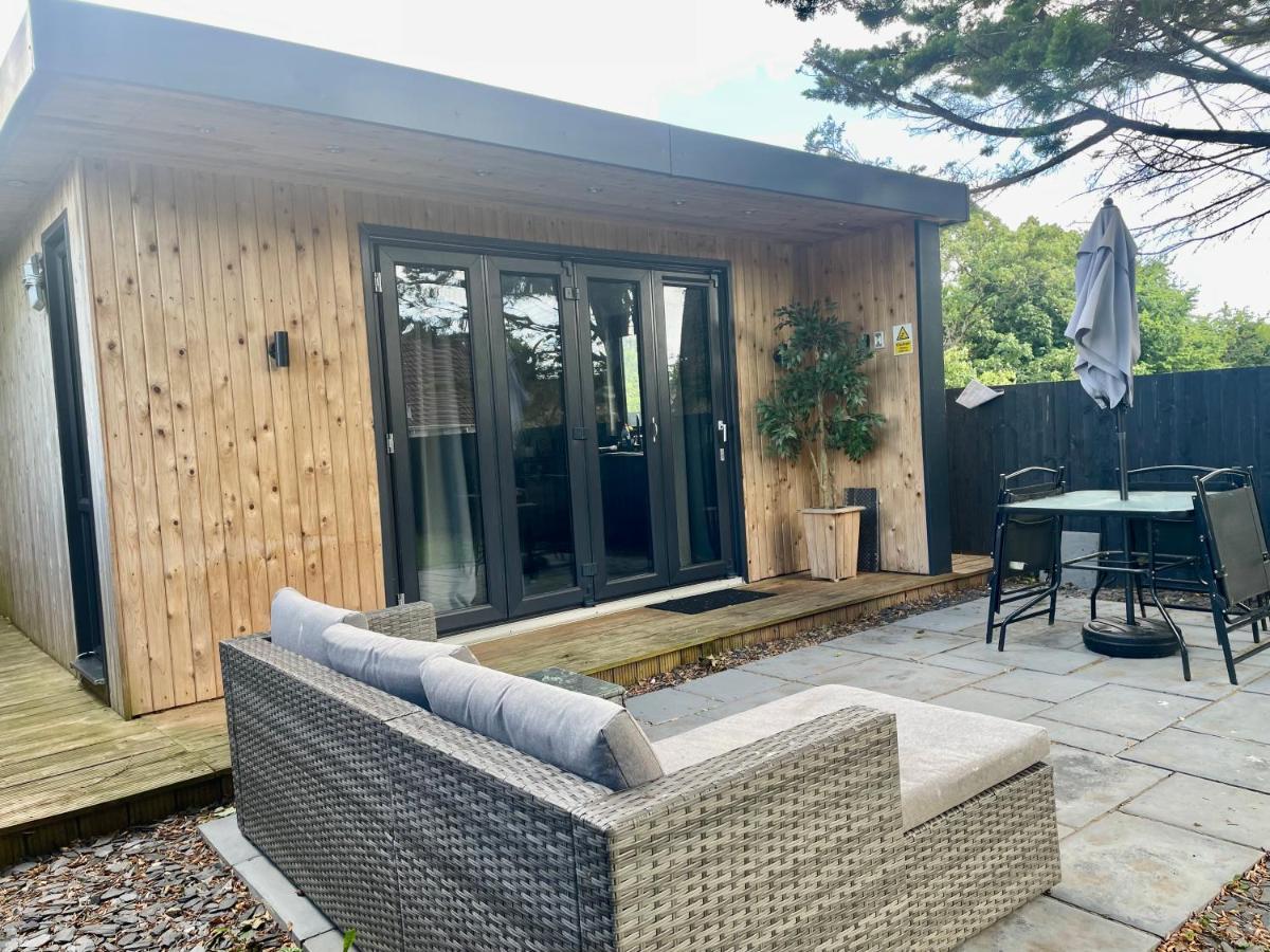 Holiday home 1 Bedroom Rural Cabin Retreat With Hot Tub In Hambrook Close To City Centre Bristol