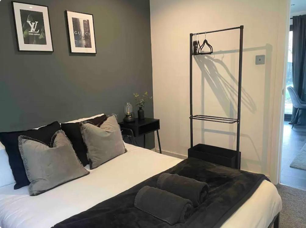 1 Bedroom Rural Cabin Retreat With Hot Tub In Hambrook Close To City Centre * Bristol