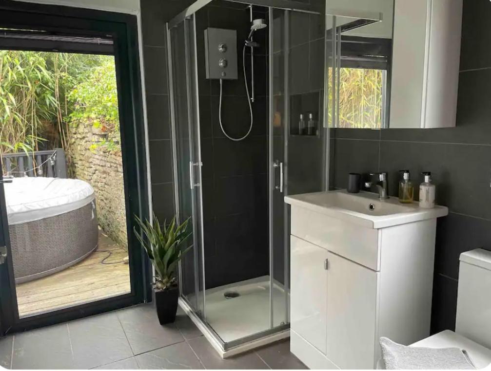 1 Bedroom Rural Cabin Retreat With Hot Tub In Hambrook Close To City Centre * Bristol