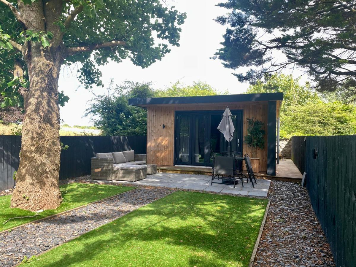 Holiday home 1 Bedroom Rural Cabin Retreat With Hot Tub In Hambrook Close To City Centre *
