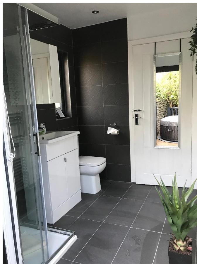 Holiday home 1 Bedroom Rural Cabin Retreat With Hot Tub In Hambrook Close To City Centre *