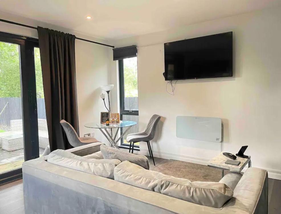 Holiday home 1 Bedroom Rural Cabin Retreat With Hot Tub In Hambrook Close To City Centre Bristol