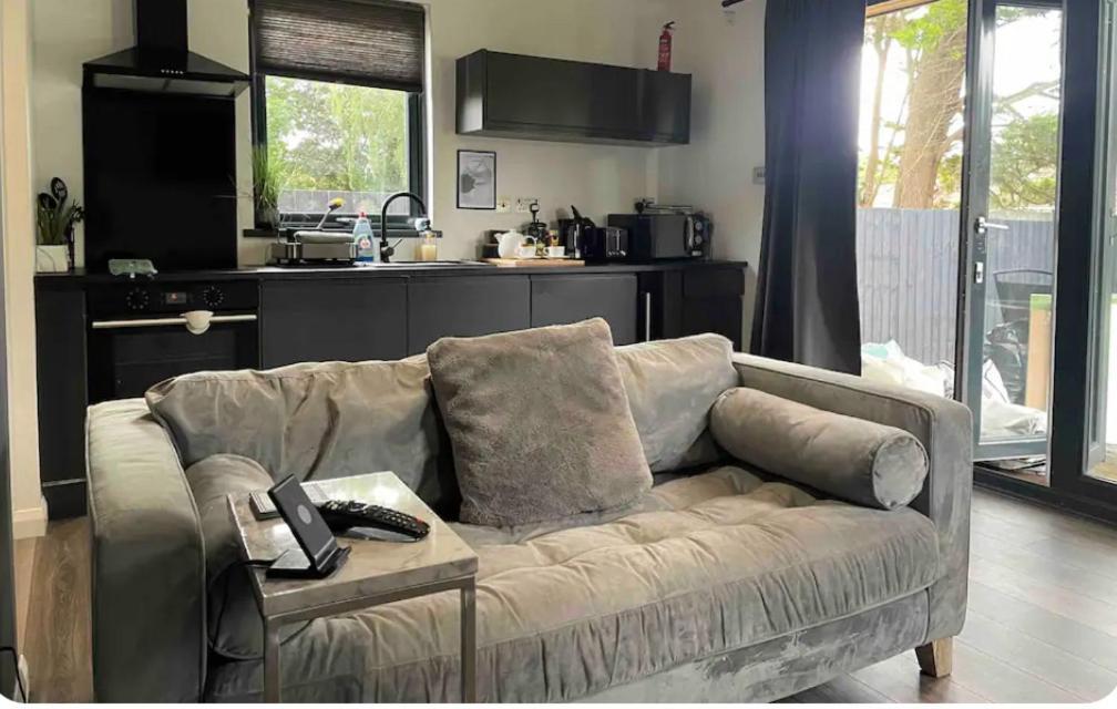 1 Bedroom Rural Cabin Retreat With Hot Tub In Hambrook Close To City Centre