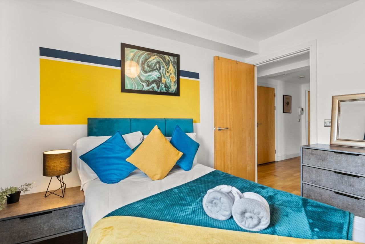 Enchanting Abode -sleeps 6 With Balcony! Apartment Bristol