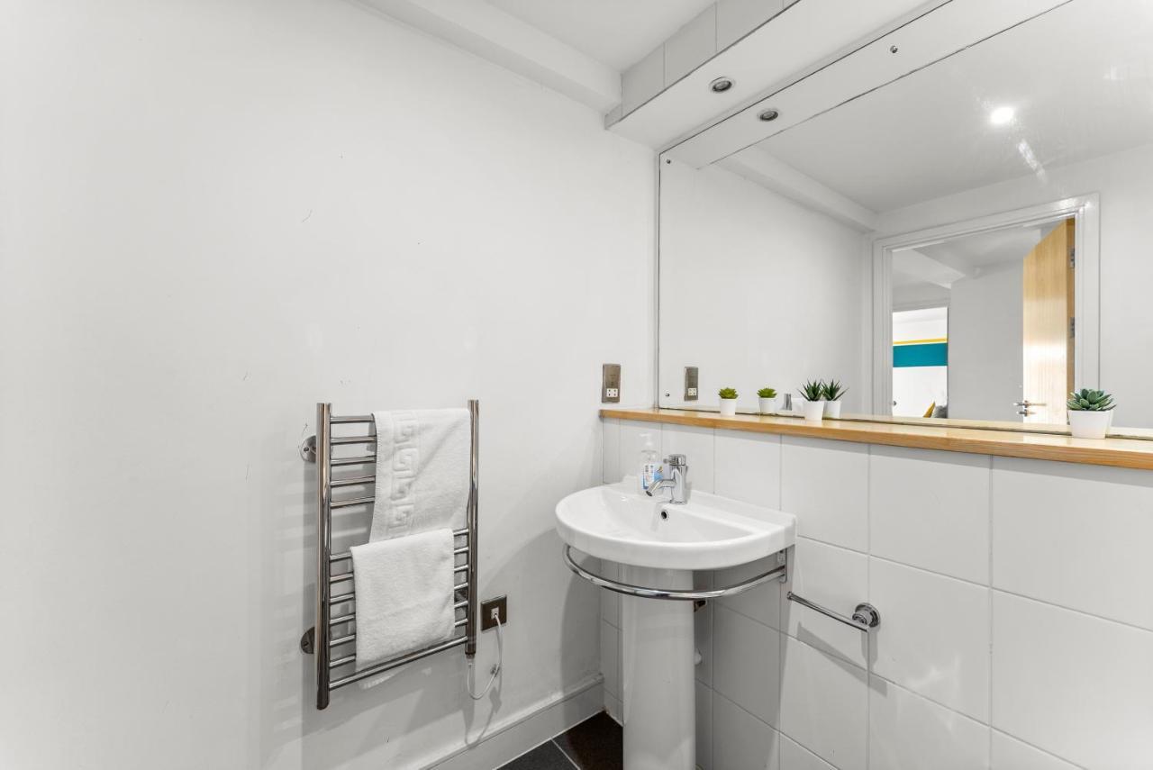 Apartment Enchanting Abode -sleeps 6 With Balcony! Bristol