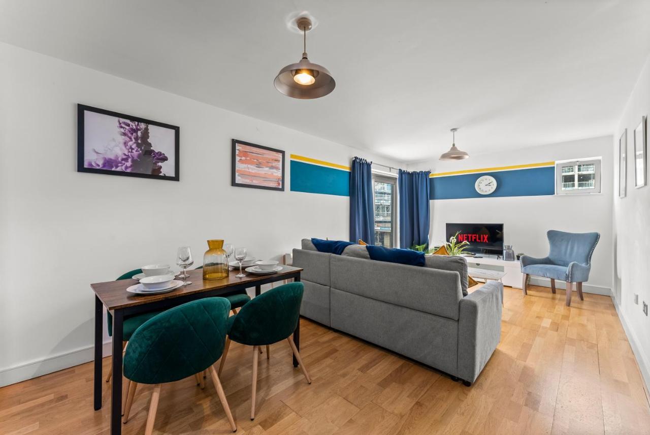 Enchanting Abode -sleeps 6 With Balcony! Apartment Bristol