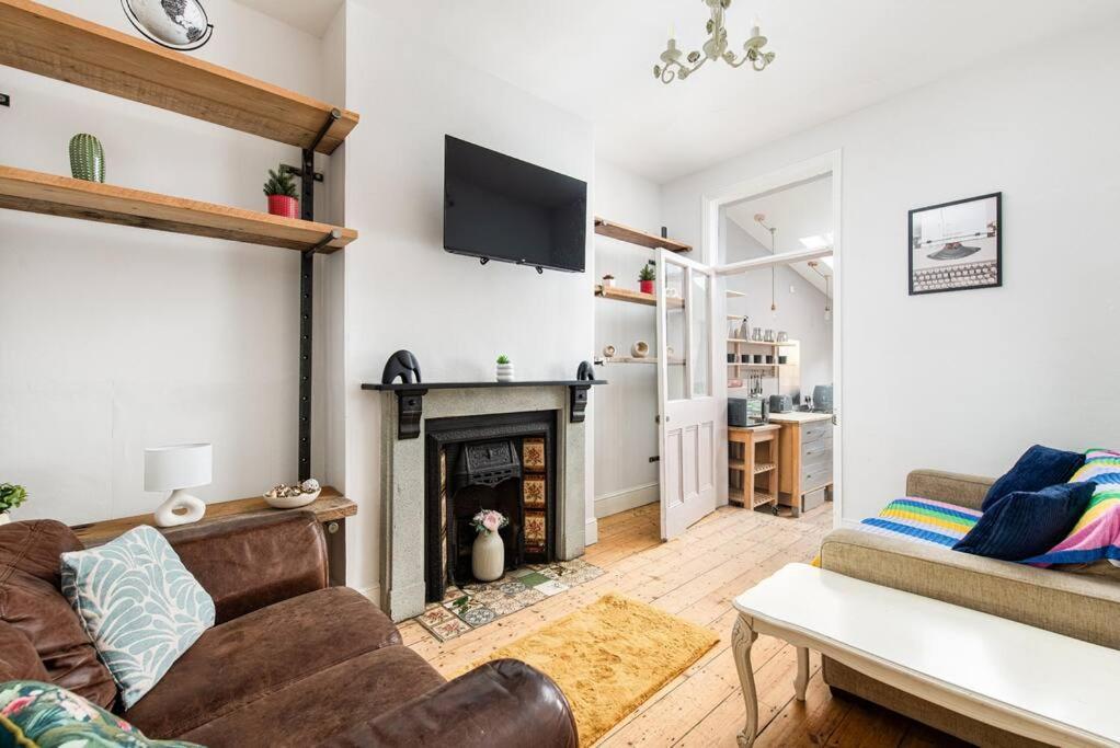 Holiday home Aj's - Free Wifi - Free Parking - Garden - Sleeps Up To 7 - 4 Beds *