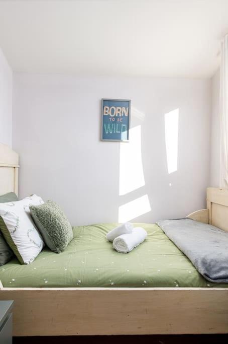 Aj's - Free Wifi - Free Parking - Garden - Sleeps Up To 7 - 4 Beds Holiday home *
