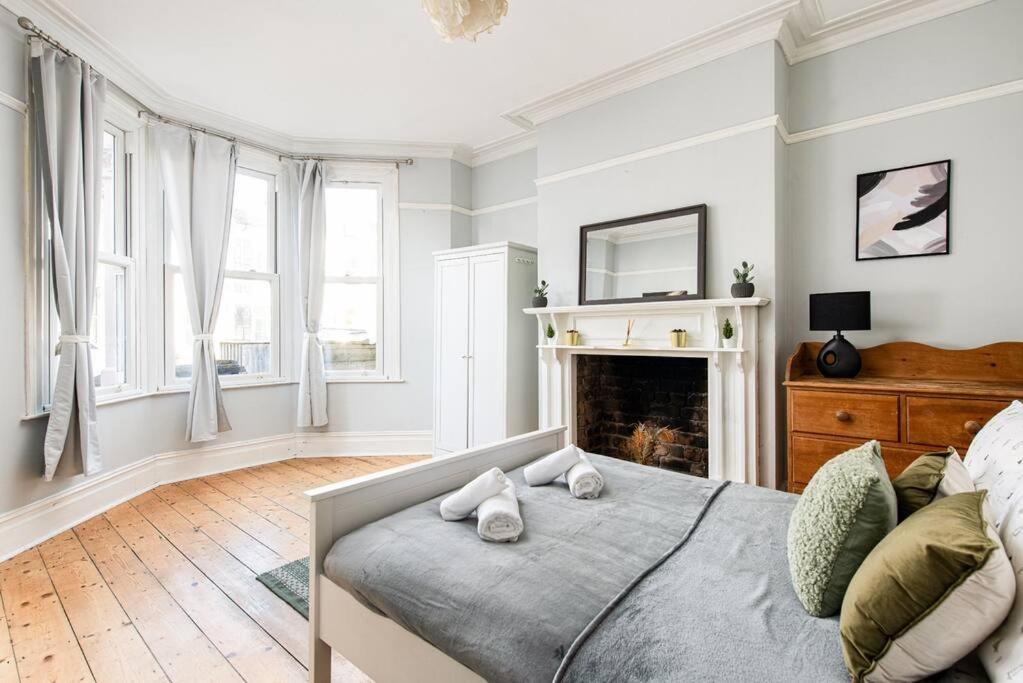Holiday home Aj's - Free Wifi - Free Parking - Garden - Sleeps Up To 7 - 4 Beds