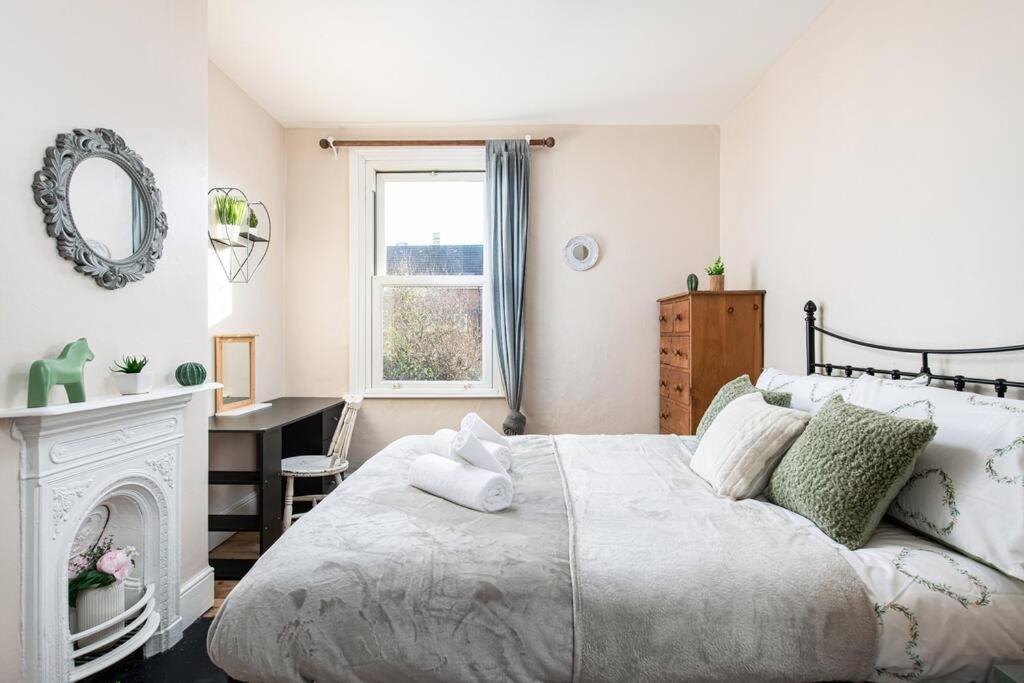 Aj's - Free Wifi - Free Parking - Garden - Sleeps Up To 7 - 4 Beds