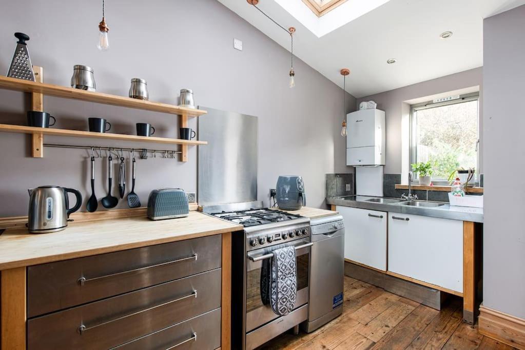 Holiday home Aj's - Free Wifi - Free Parking - Garden - Sleeps Up To 7 - 4 Beds