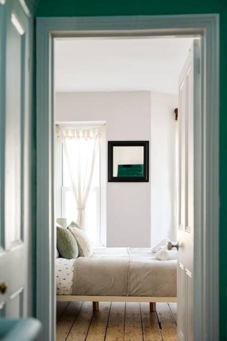 Aj's - Free Wifi - Free Parking - Garden - Sleeps Up To 7 - 4 Beds * Bristol