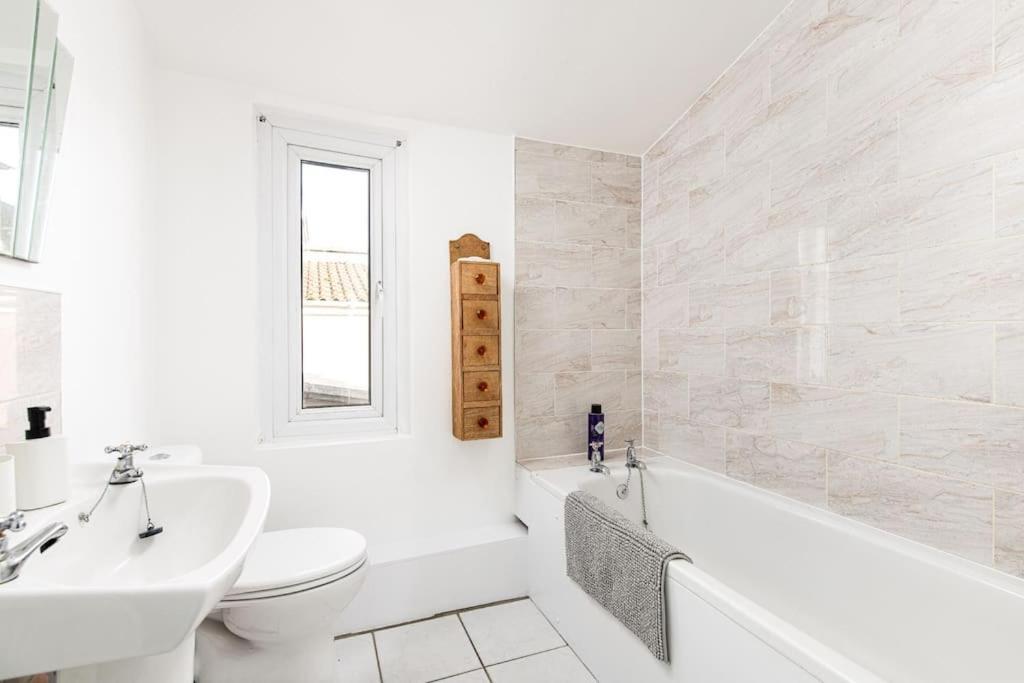 Aj's - Free Wifi - Free Parking - Garden - Sleeps Up To 7 - 4 Beds * Bristol