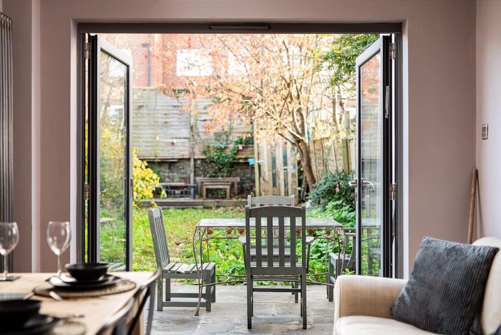 Aj's - Free Wifi - Free Parking - Garden - Sleeps Up To 7 - 4 Beds Holiday home Bristol