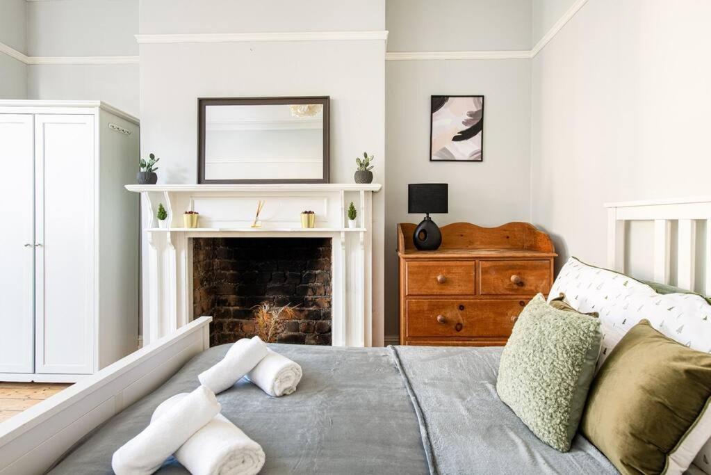 Aj's - Free Wifi - Free Parking - Garden - Sleeps Up To 7 - 4 Beds *