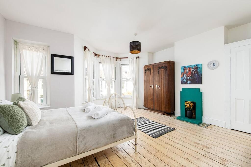 Aj's - Free Wifi - Free Parking - Garden - Sleeps Up To 7 - 4 Beds Holiday home *