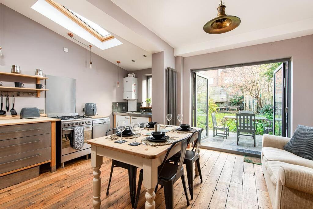 Aj's - Free Wifi - Free Parking - Garden - Sleeps Up To 7 - 4 Beds *