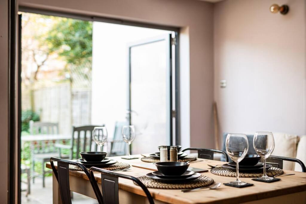 Holiday home Aj's - Free Wifi - Free Parking - Garden - Sleeps Up To 7 - 4 Beds Bristol