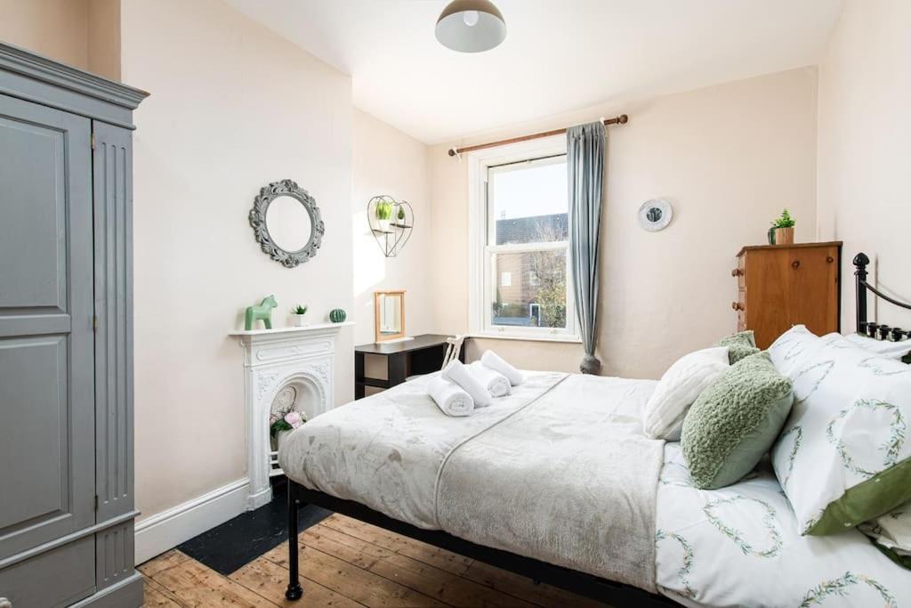 Aj's - Free Wifi - Free Parking - Garden - Sleeps Up To 7 - 4 Beds * Bristol