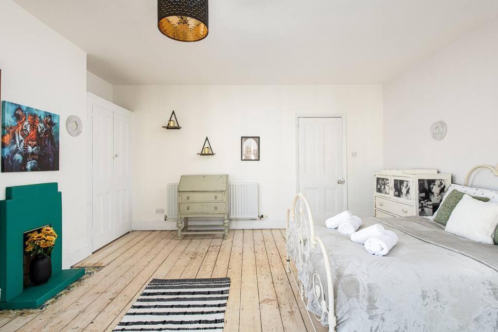 Aj's - Free Wifi - Free Parking - Garden - Sleeps Up To 7 - 4 Beds Bristol