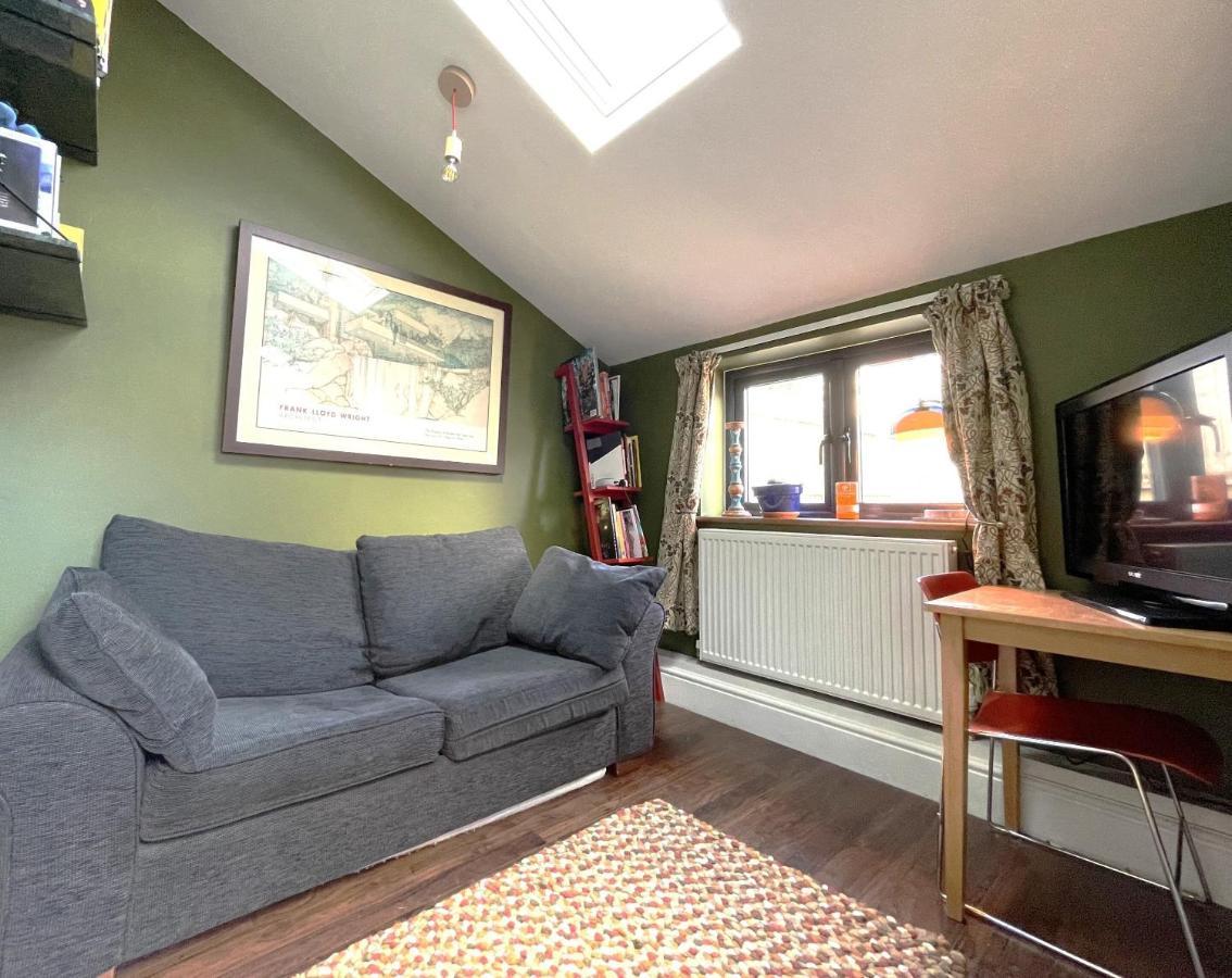 Cosy Period With Spacious Garden Holiday home Bristol