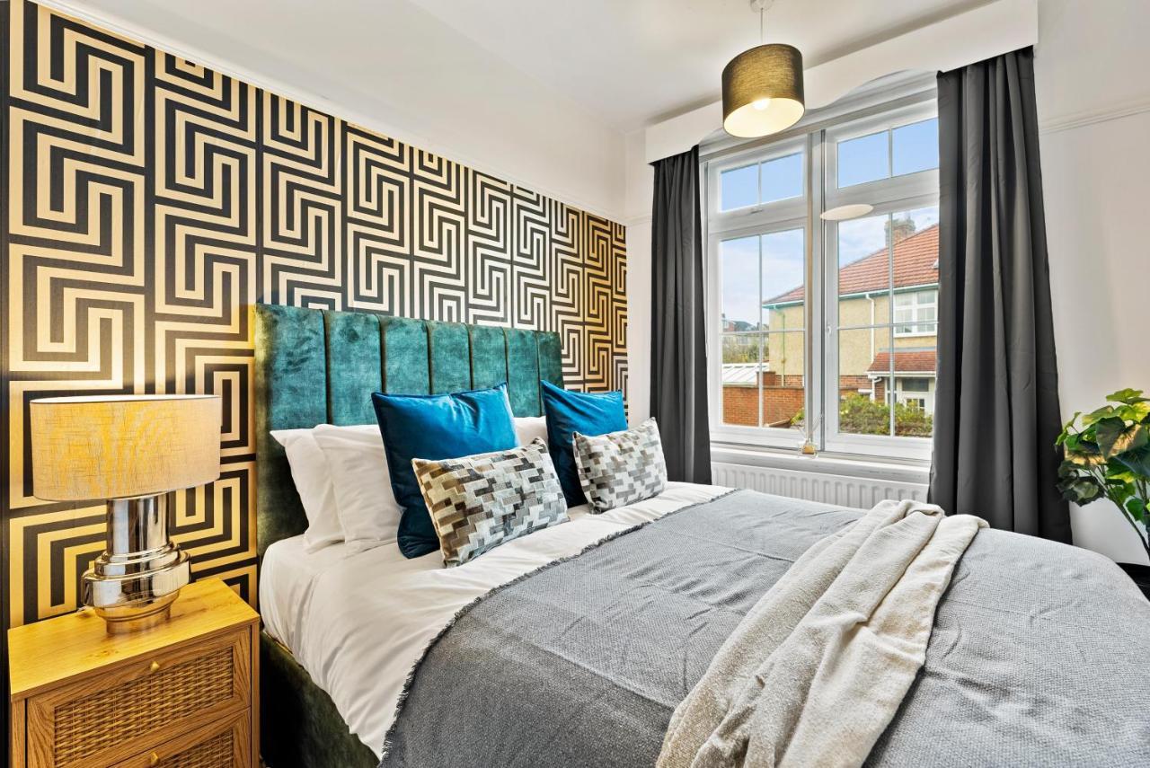 Stunning 4-bed - Garden - Sleeps 14 Holiday home Bristol