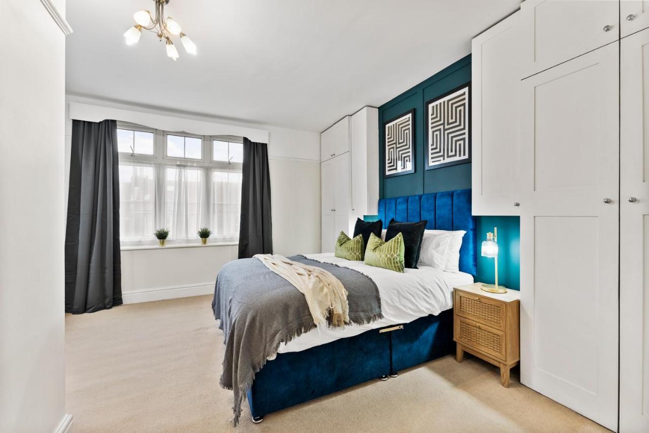Stunning 4-bed - Garden - Sleeps 14 Holiday home Bristol
