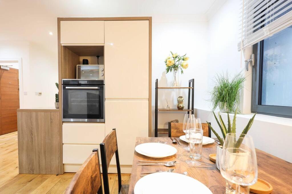 Apartment Centre, Spacious, Ensuite, Smart Tv, Sofa Bed *