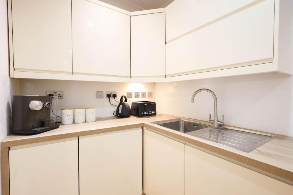 Centre, Spacious, Ensuite, Smart Tv, Sofa Bed Apartment *