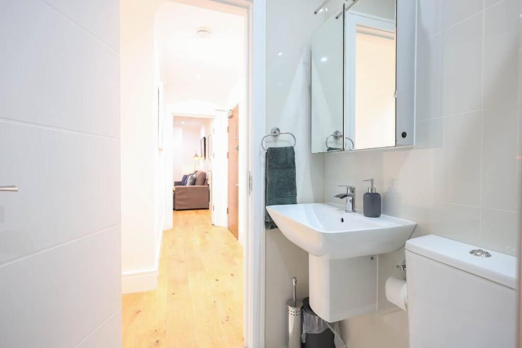 Centre, Spacious, Ensuite, Smart Tv, Sofa Bed Apartment *