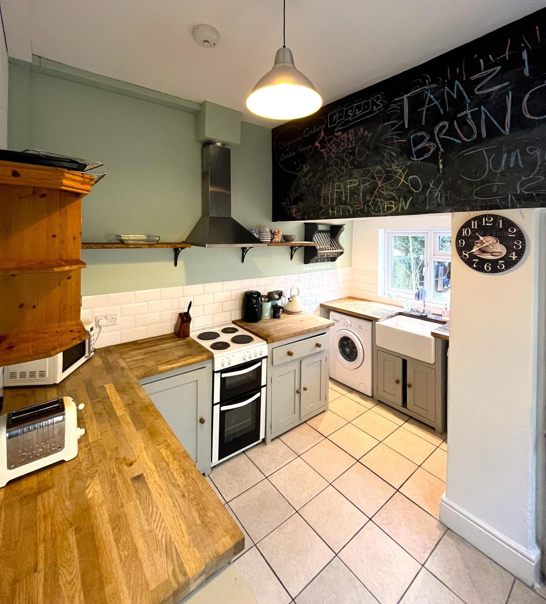 Charming Retreat With Garden - Sleeps 12 Holiday home *