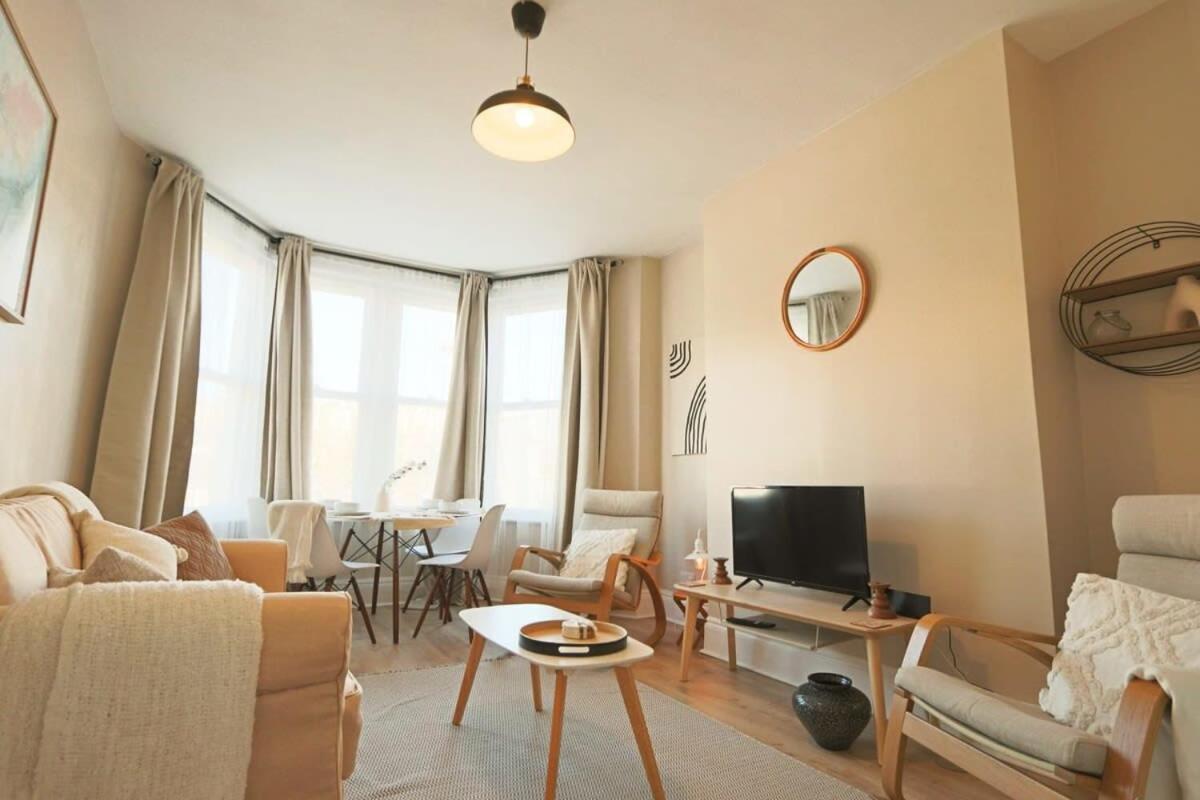 Chic And Cosy Two Bedroom Flat In Cheltenham Road Bristol