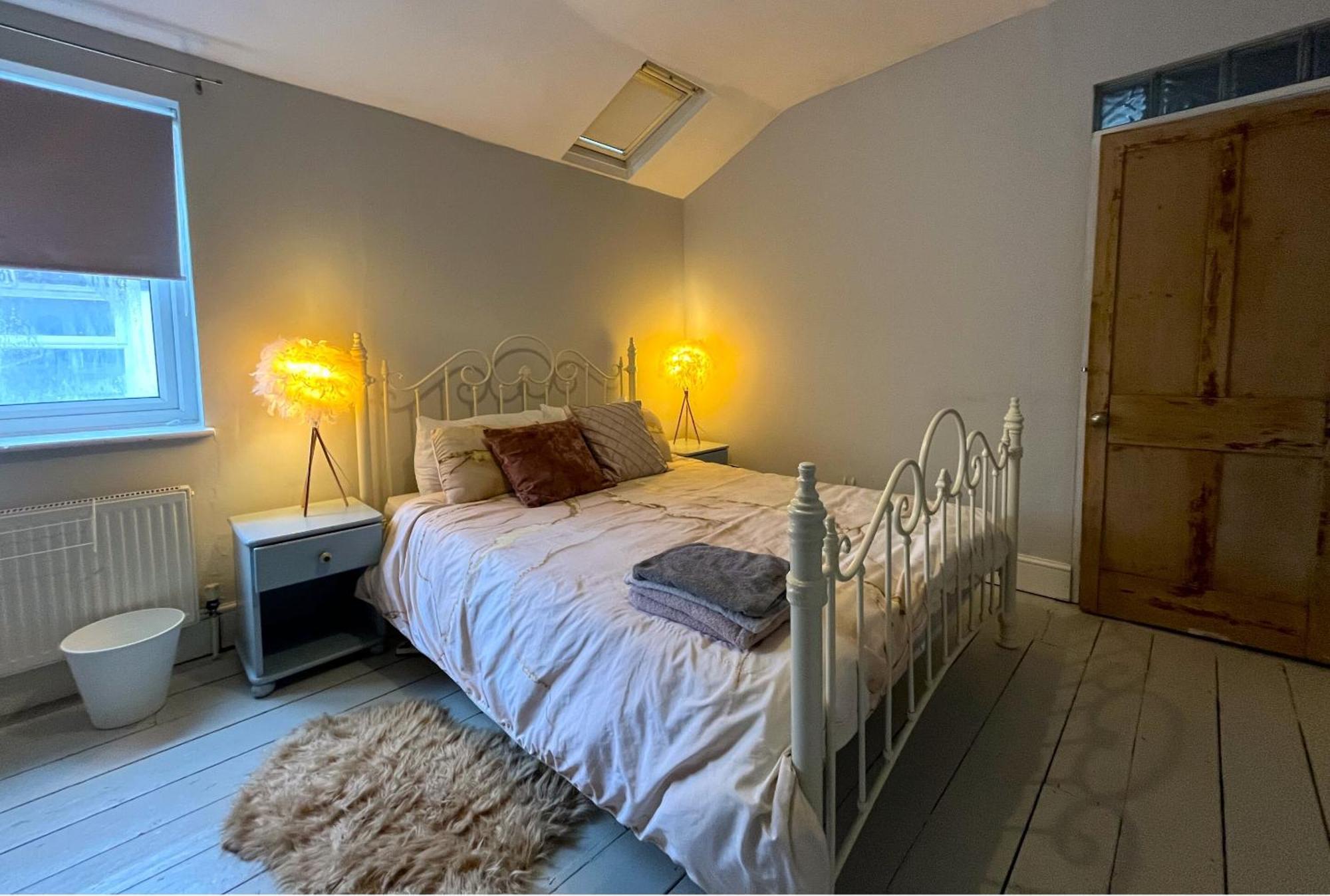 Charming Retreat With Garden - Sleeps 12 Holiday home *