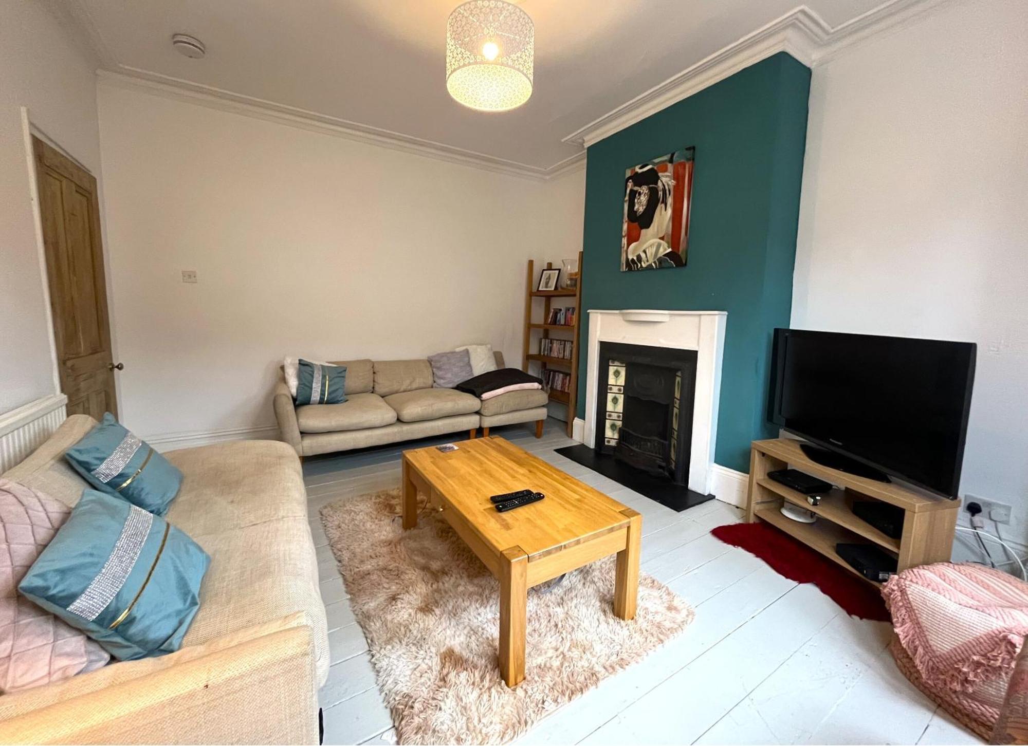Charming Retreat With Garden - Sleeps 12 Holiday home *
