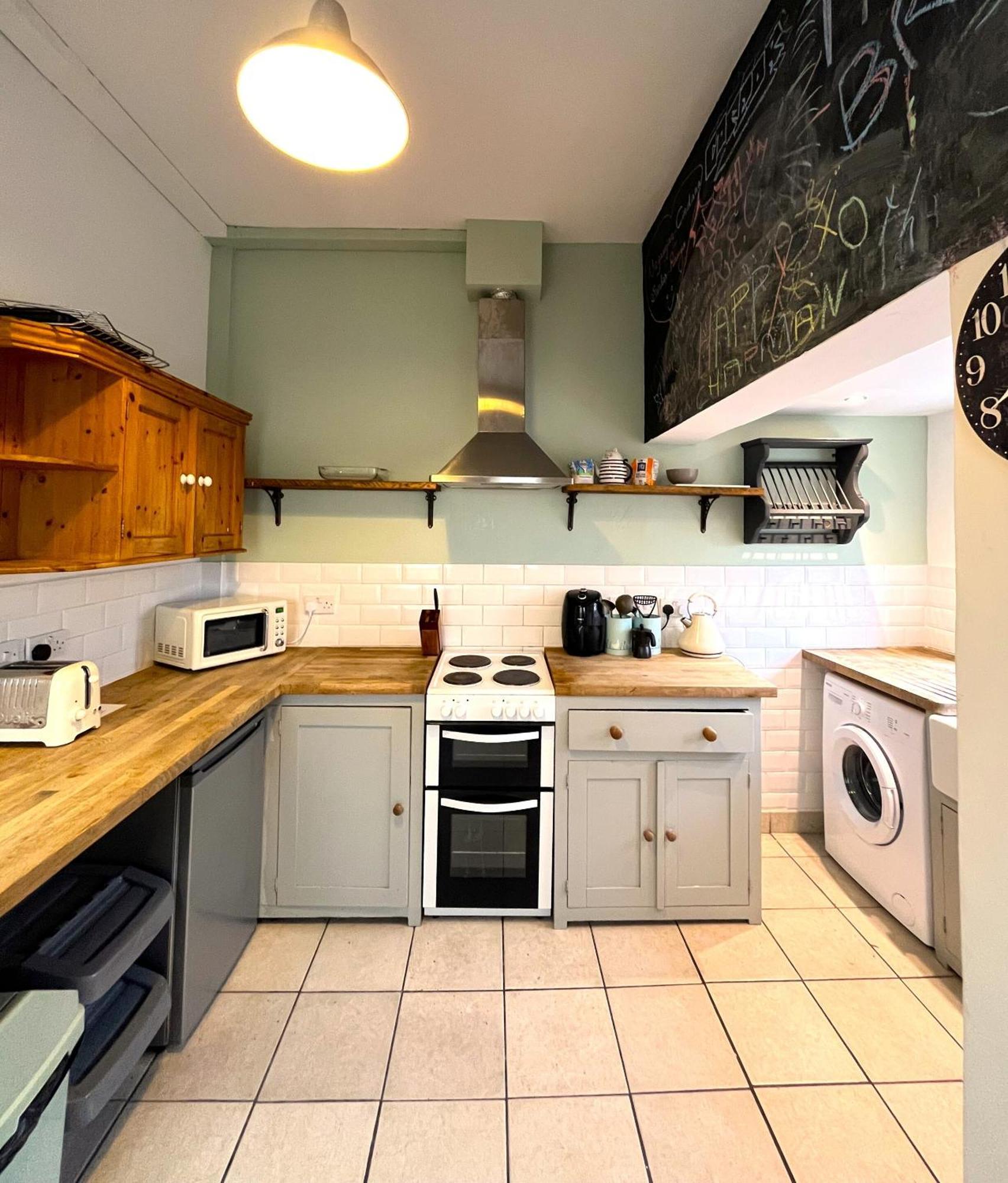 Charming Retreat With Garden - Sleeps 12