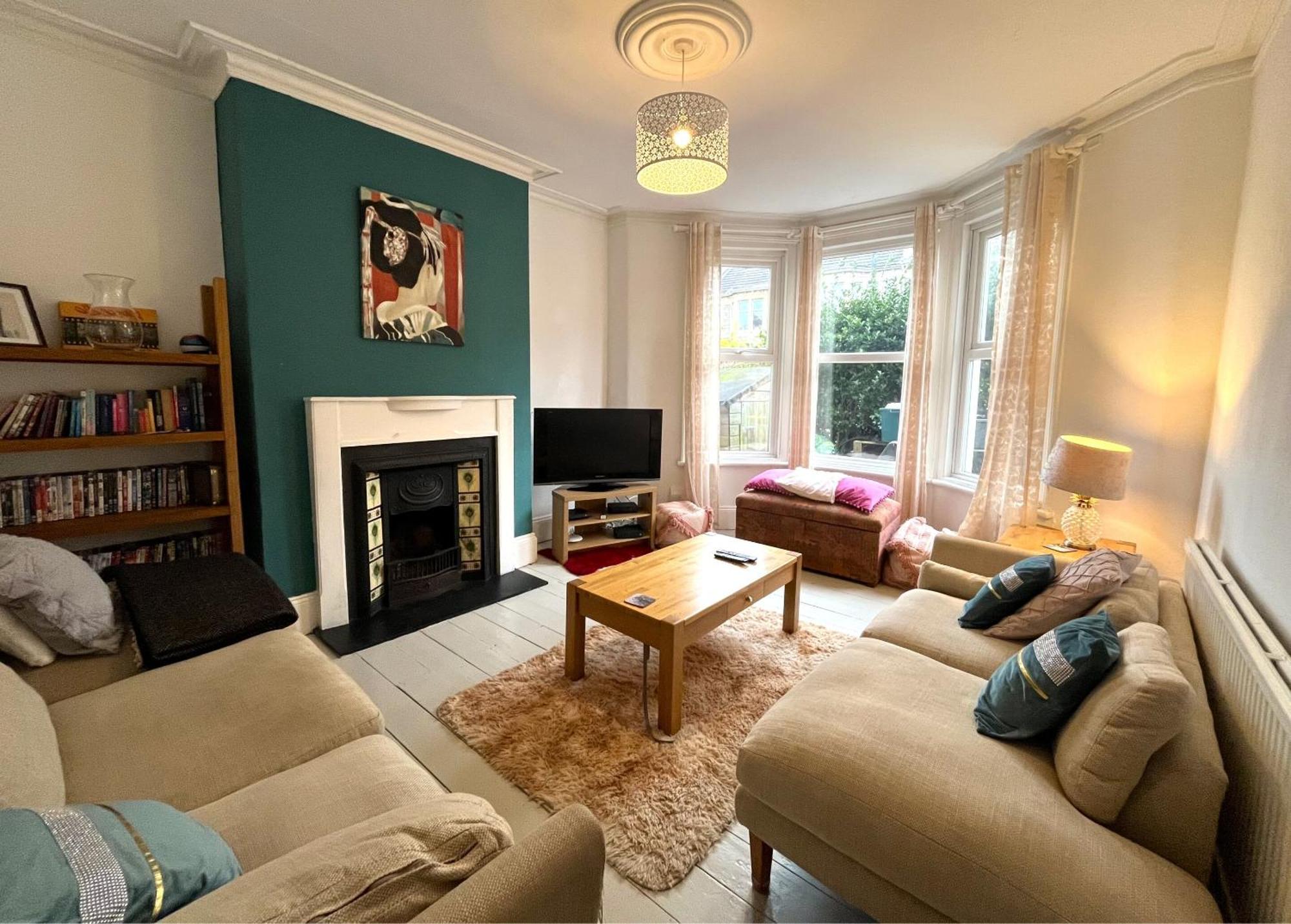 Charming Retreat With Garden - Sleeps 12 Holiday home Bristol