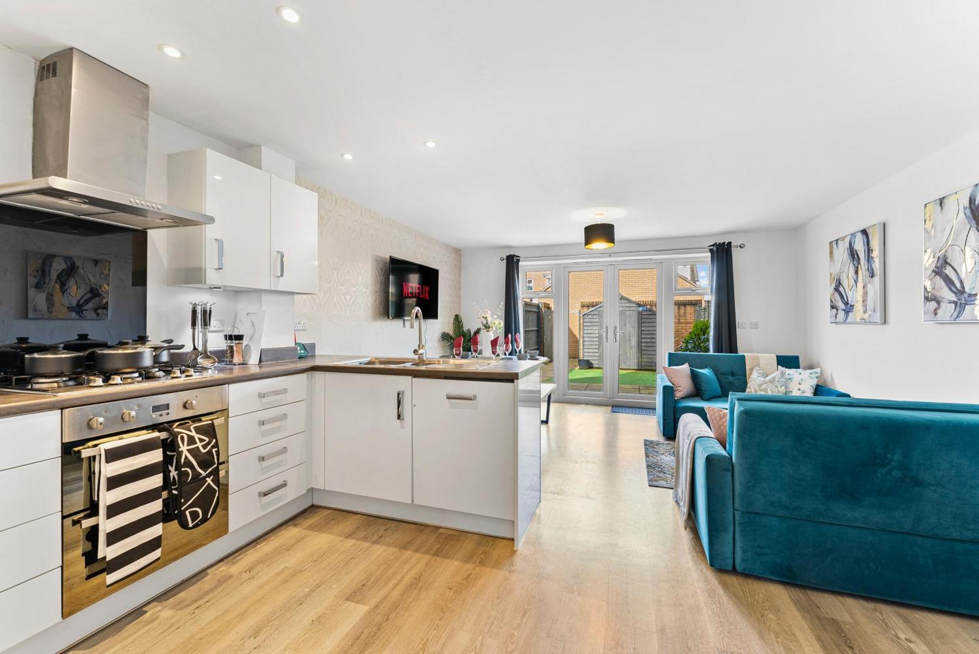 Stylish 4 Bed - Parking - Sleeps 14 Bristol