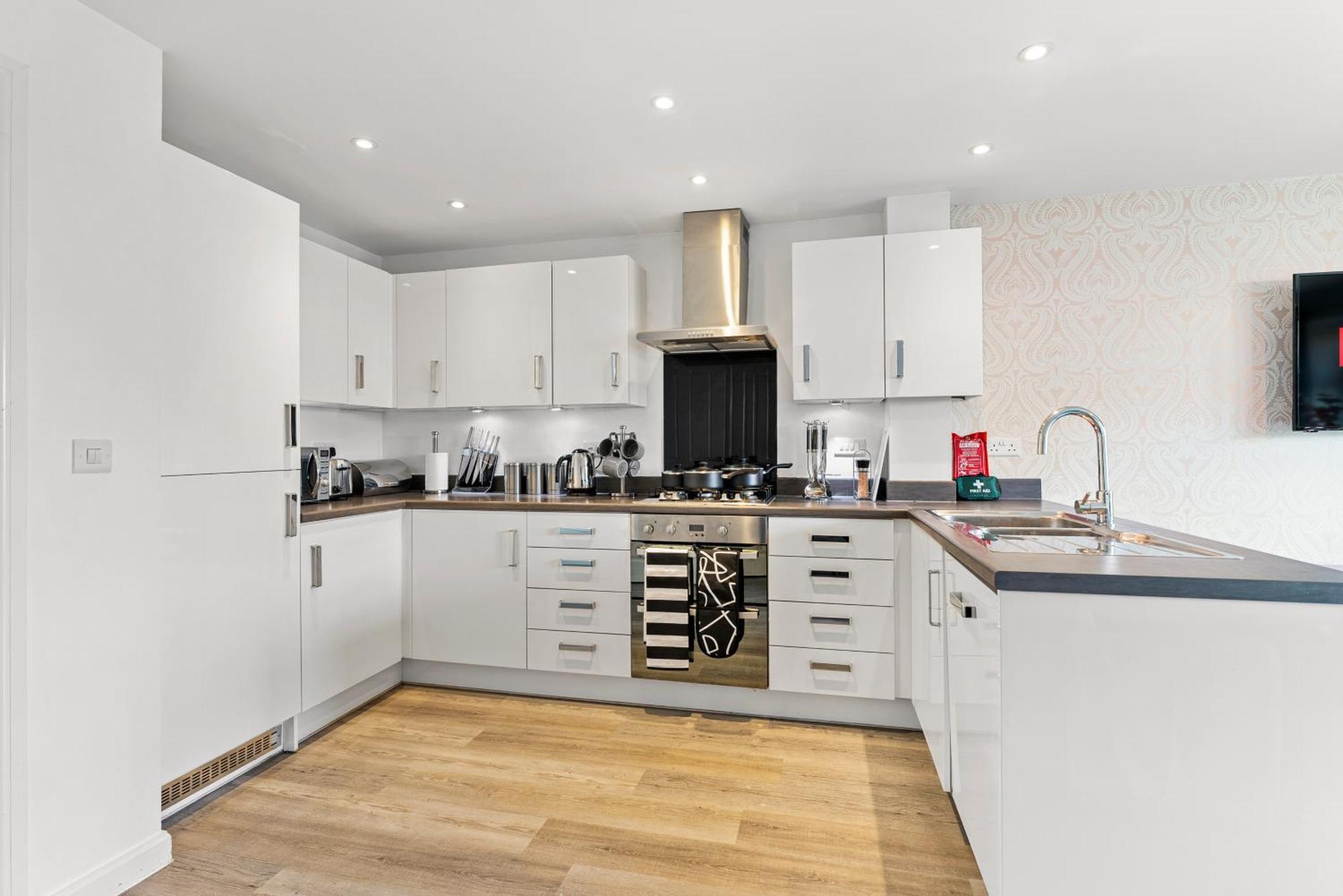 Stylish 4 Bed - Parking - Sleeps 14 Holiday home