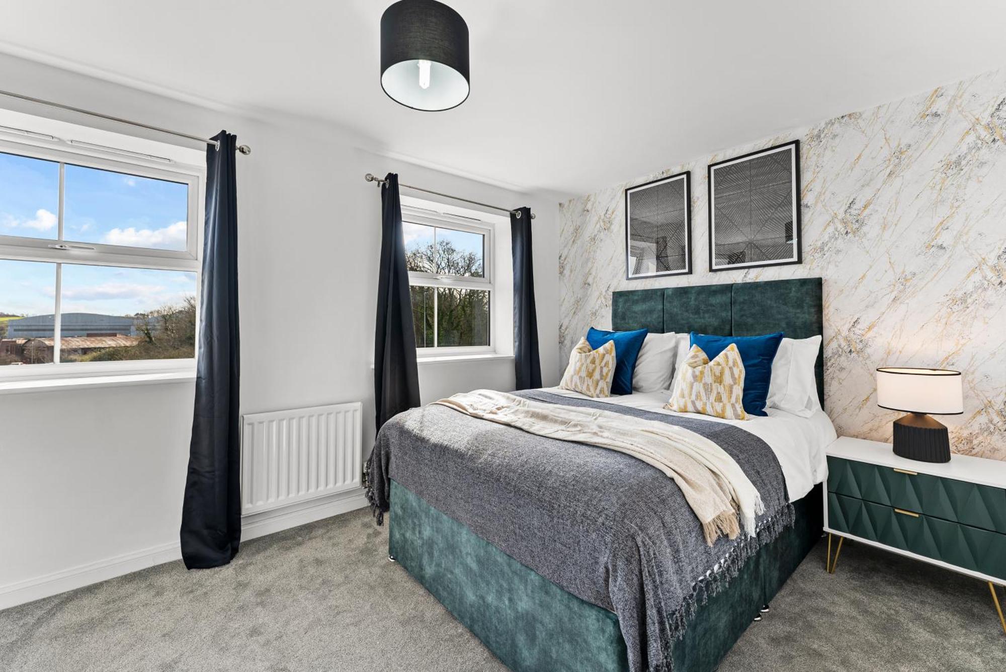 Stylish 4 Bed - Parking - Sleeps 14
