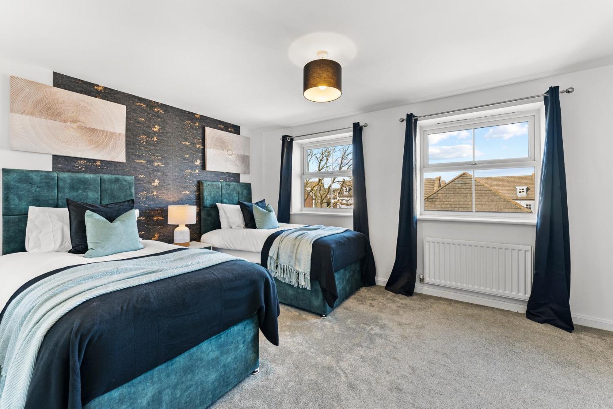 Stylish 4 Bed - Parking - Sleeps 14