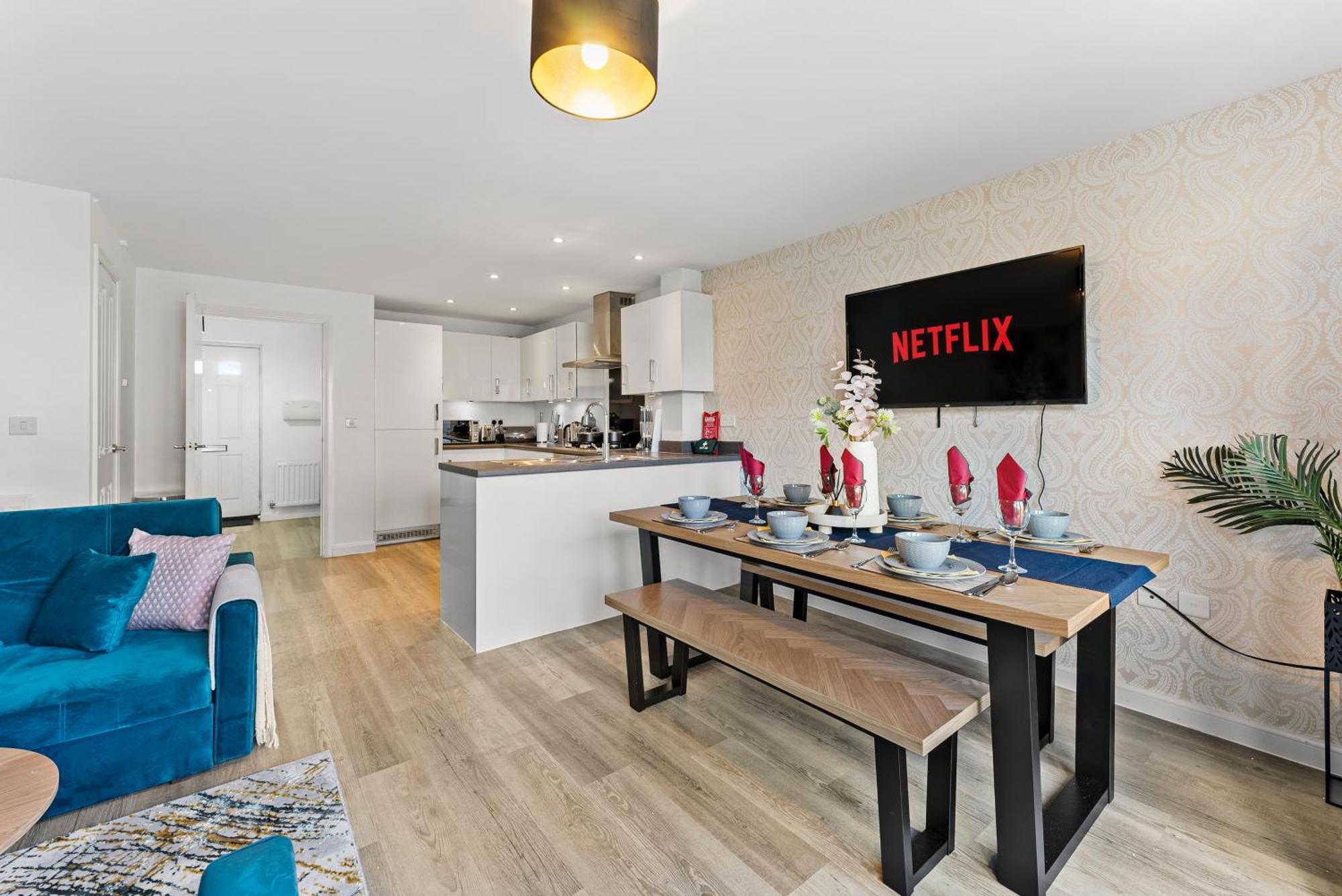 Stylish 4 Bed - Parking - Sleeps 14 Holiday home Bristol