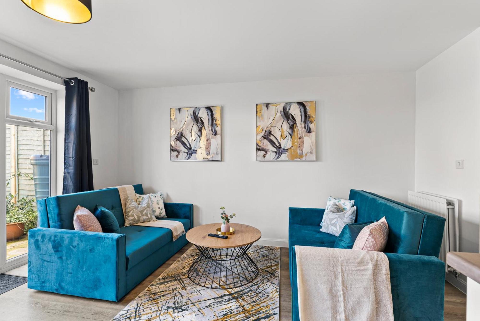 Holiday home Stylish 4 Bed - Parking - Sleeps 14 *