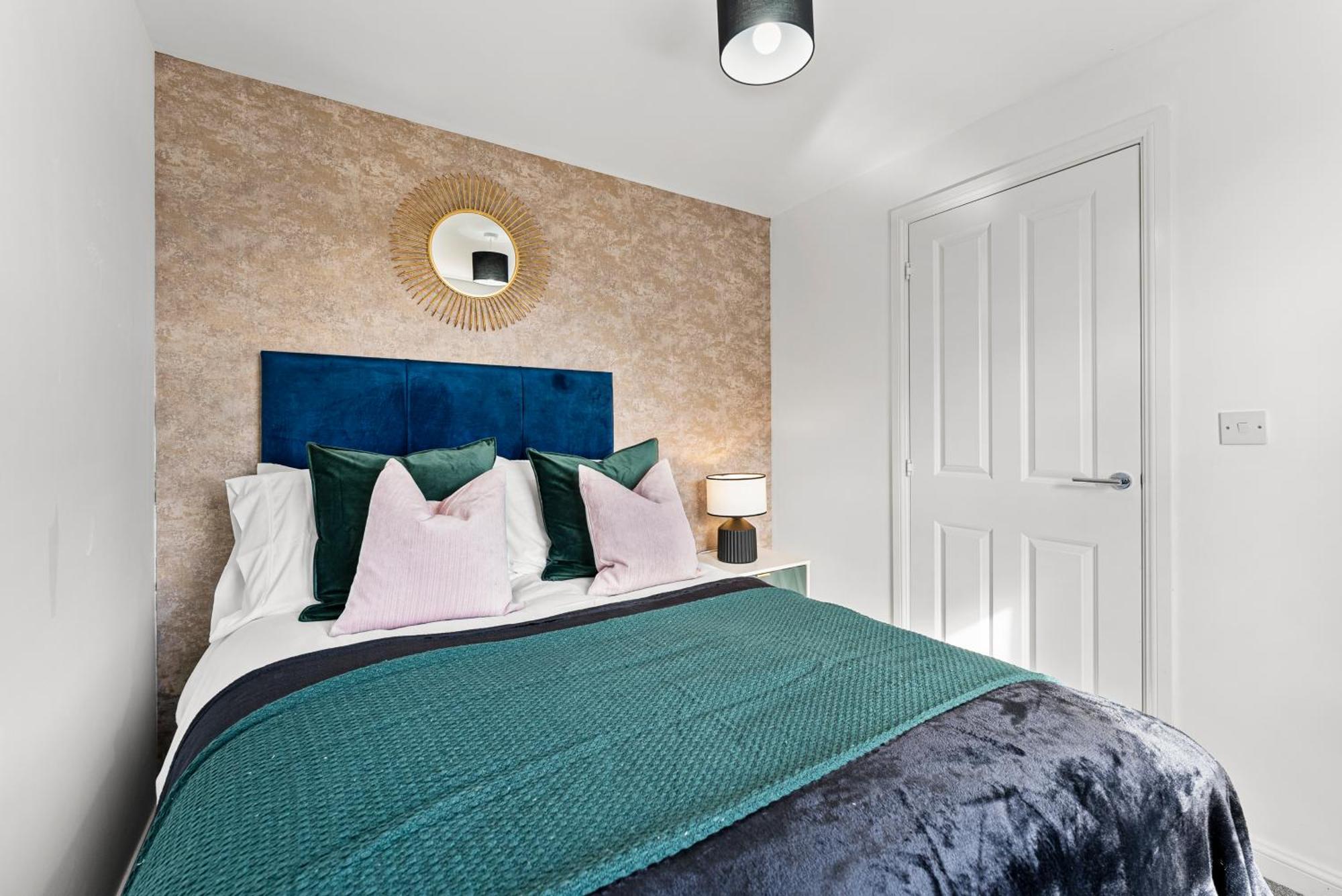 Stylish 4 Bed - Parking - Sleeps 14 * Bristol