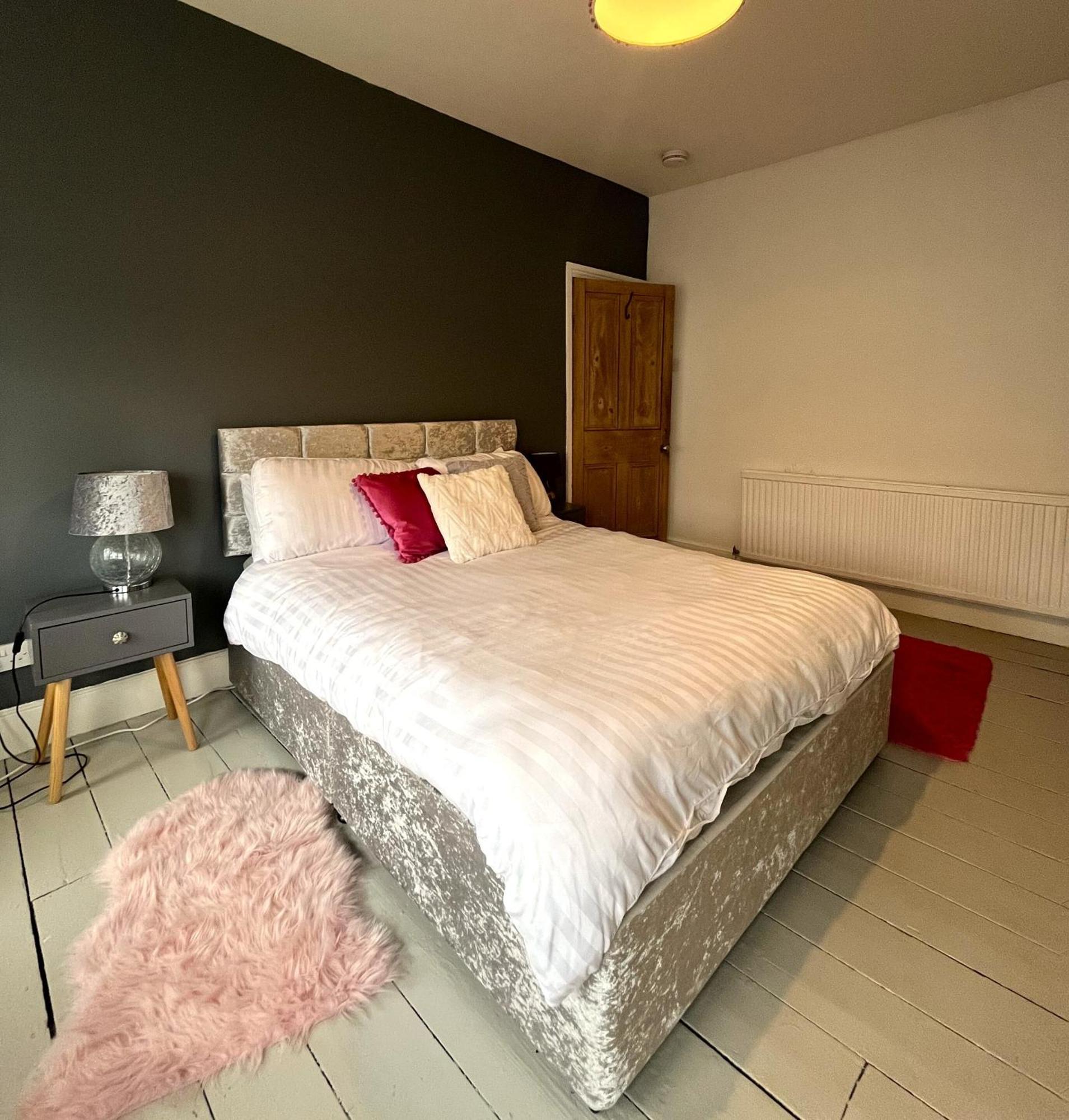 Charming Retreat With Garden - Sleeps 12 Holiday home *