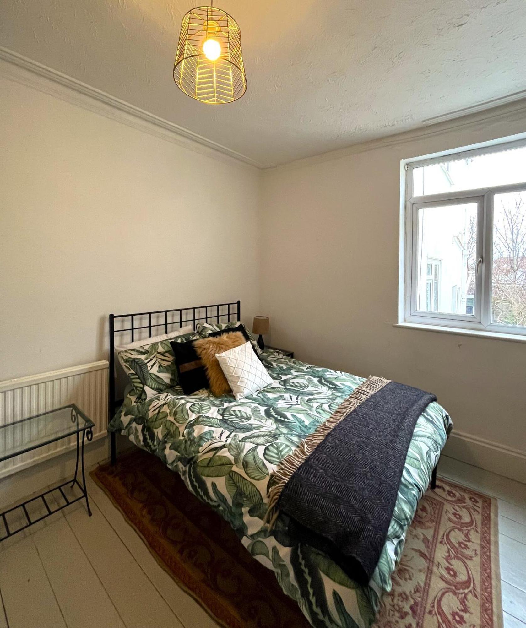 Holiday home Charming Retreat With Garden - Sleeps 12 *