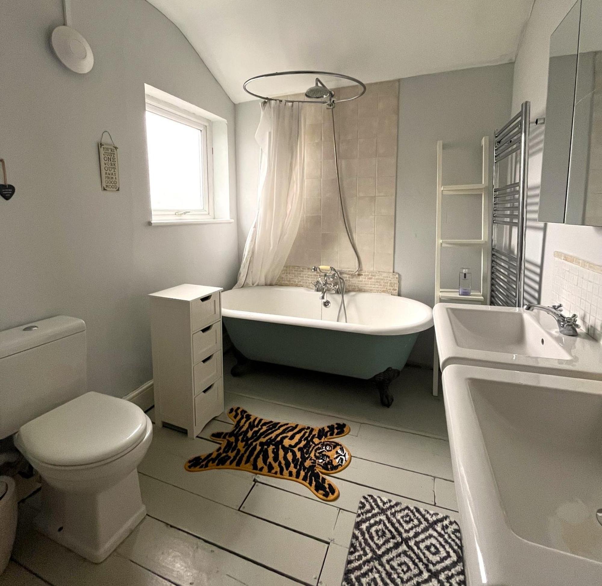 Charming Retreat With Garden - Sleeps 12 *