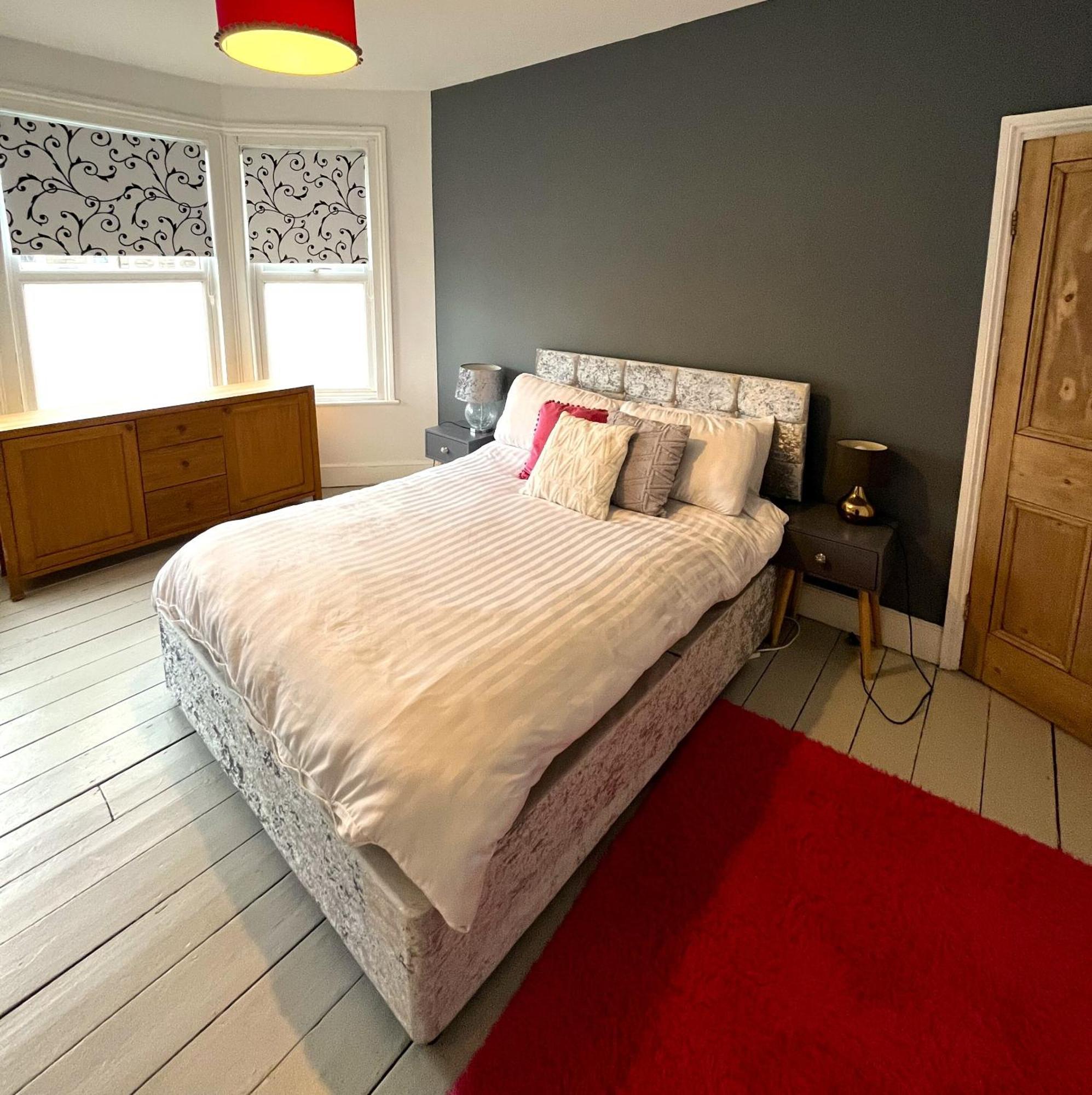 Charming Retreat With Garden - Sleeps 12 Holiday home *